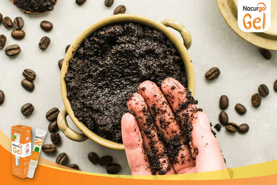 Sử dụng bã cà phê để tẩy da chết cũng như làm giảm hiện tượng viêm nang lông ở chân