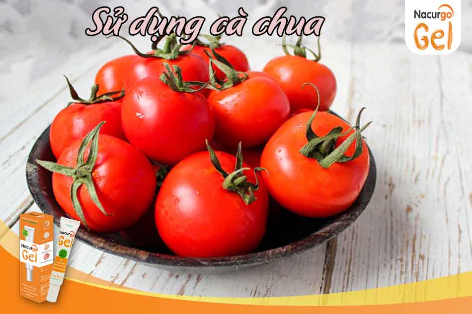 Sử dụng cà chua trị thâm mụn