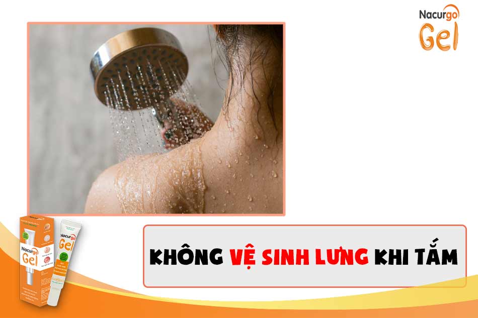 Không vệ sinh lưng khi tắm gây mụn lưng